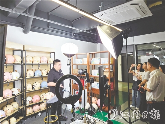 各鎮(zhèn)(街）選派業(yè)務(wù)骨干參加首期土特產(chǎn)直播帶貨培訓(xùn)班。