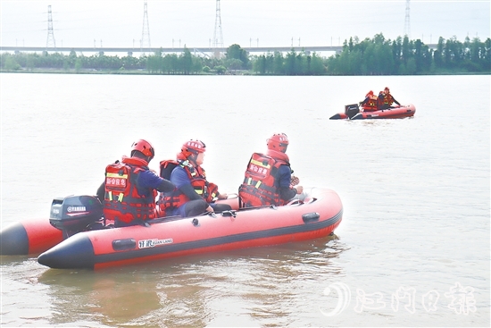 救援人員采用動力橡皮艇救援等方式迅速營救“落水者”。