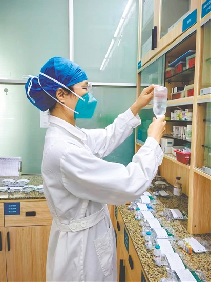 這是一雙嚴(yán)謹(jǐn)可靠的手。輸液前核對和檢查藥物的步驟是護(hù)理操作中的關(guān)鍵環(huán)節(jié)，要遵循“三查七對”原則。此時(shí)，江門市結(jié)核病防治所住院部護(hù)士黃惠敏正在認(rèn)真核對患者的輸液藥物，確保用藥安全。