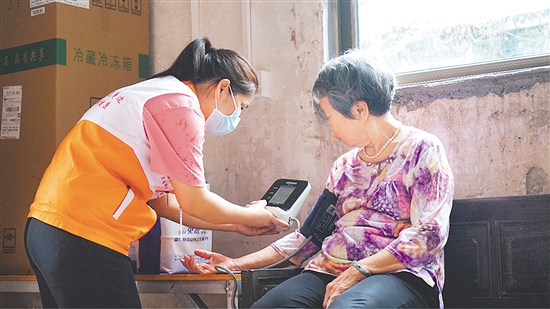 這是一雙不辭辛勞的手。江門市中心醫(yī)院蓬江分院環(huán)市街道社區(qū)衛(wèi)生服務(wù)中心護(hù)士劉娟冒雨上門，為基層群眾測量血壓、送藥，開展常規(guī)檢查和日常健康指導(dǎo)，將關(guān)懷與專業(yè)送進(jìn)千家萬戶。