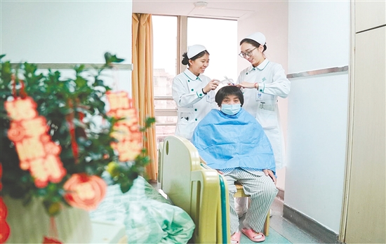 這是一雙靈巧的手。“視病人如親人”，江門市人民醫(yī)院全科醫(yī)學(xué)科護(hù)士化身理發(fā)師，手持剪刀與梳子，為留院過年患者修剪頭發(fā)。一雙巧手，一把剪刀，一把梳子，動(dòng)作嫻熟而輕柔，不僅打理出利落的發(fā)型，也帶來了溫暖的年味。