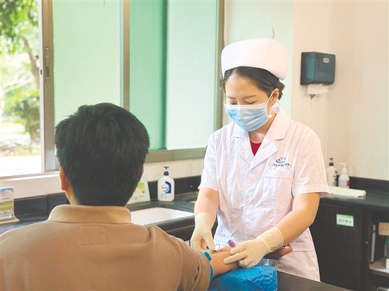 這是一雙肩負(fù)重托的手。在江門市疾控中心抽血室，防艾護(hù)士手持采血器具，給來訪者做抽血檢測。每一次嚴(yán)謹(jǐn)操作的背后，承載的是阻斷病毒傳播，守護(hù)公眾健康的堅(jiān)實(shí)希望。