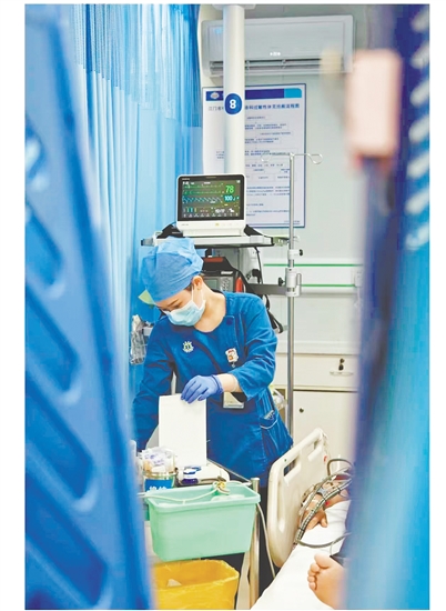 這是一雙爭分奪秒的手。急診搶救室是與時(shí)間賽跑的“生命戰(zhàn)場”，收治的都是急危重癥患者，生死往往就在一瞬間。面對心梗病人，江門市中心醫(yī)院急診科護(hù)士譚秀娟正專心致志地為患者做心電圖檢查，用專業(yè)與仁心守護(hù)生命之光。