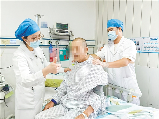 江門市中心醫(yī)院護理團隊為患者進行肺康復鍛煉。