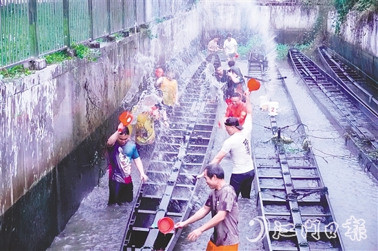 在水口鎮(zhèn)龍東村委會欖沖村，村民們合力將深埋河底的龍舟“喚醒”，為即將到來的端午龍舟賽事做準備。