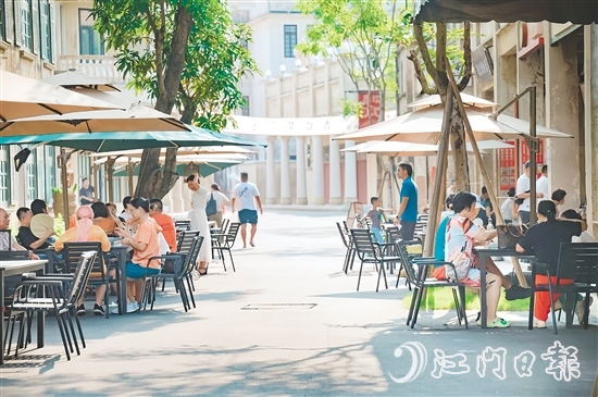 游客在赤坎華僑古鎮(zhèn)品嘗美食。
