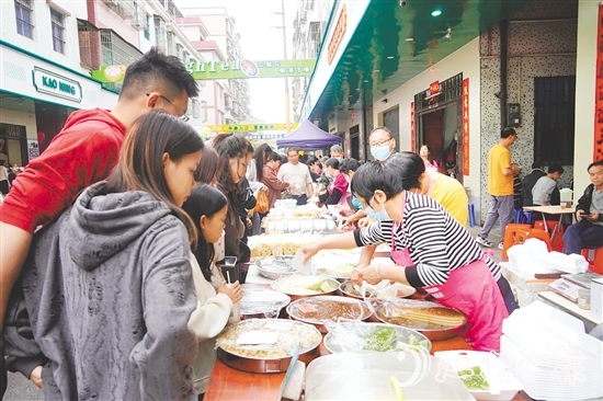 月山“三點(diǎn)三”小吃街內(nèi)人流如織，熱鬧非凡。