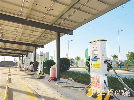 目前，開平市公有投資控股集團(tuán)有限公司已建成13座公共充電站、1座公交車專用充電站，共配備直流快充充電槍306支、交流充電樁8臺(tái)。