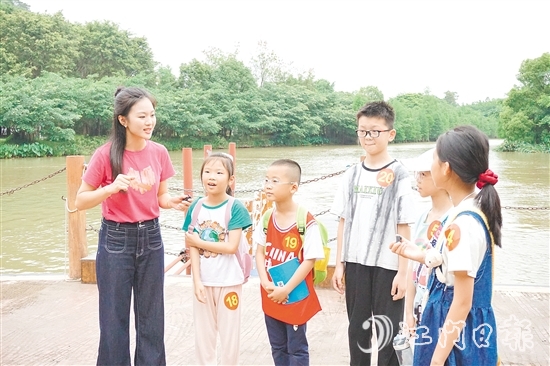 活動(dòng)通過(guò)聽(tīng)講解、看實(shí)景、做實(shí)踐等互動(dòng)方式，讓孩子們沉浸式學(xué)習(xí)課本知識(shí)。