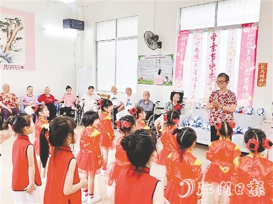 孩子為老人獻(xiàn)上精彩的表演。