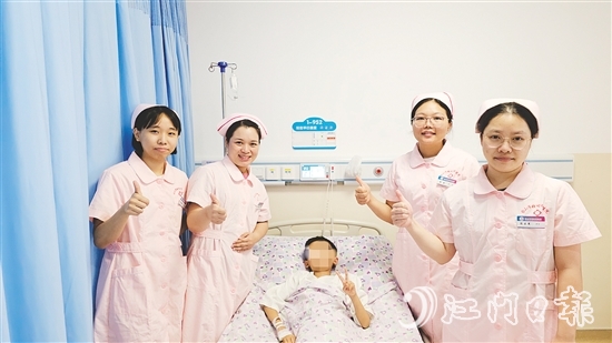 臺山市婦幼保健院綜合科護(hù)理團(tuán)隊為兒童患者加油打氣。