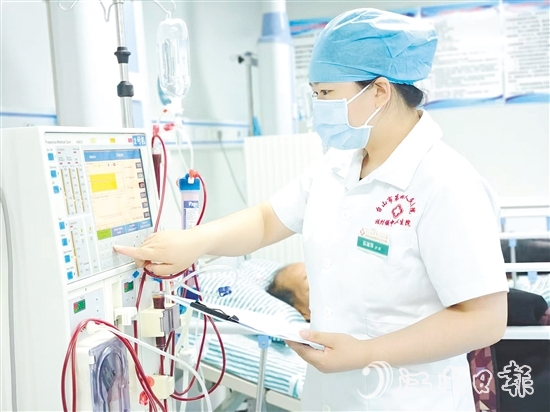 臺山市汶村鎮(zhèn)中心衛(wèi)生院血液透析中心護(hù)士伍淑萍十二年如一日堅守基層崗位。