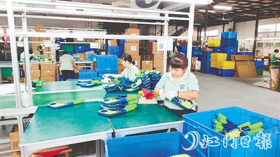 在昌輝玩具的車間，工人們忙碌有序地趕制訂單產(chǎn)品。