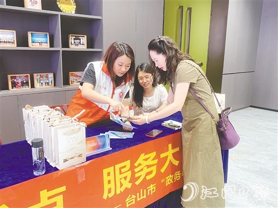 連日來，臺山市多部門聯(lián)合行動，通過線上線下相結(jié)合的方式全方位宣傳“臺山僑事通”微信小程序。