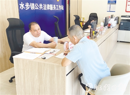 方健達（左）為群眾普及法律知識。