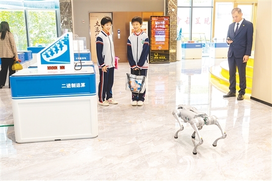 展覽涵蓋人工智能、芯片技術(shù)、生命科學(xué)等領(lǐng)域，展出40余件科技展品。