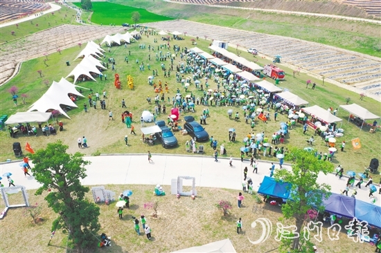 鶴山市源林生態(tài)樂園正式開園，是鶴山精心挖掘優(yōu)質(zhì)水資源稟賦，加快探索全域水經(jīng)濟新業(yè)態(tài)發(fā)展的生動體現(xiàn)。