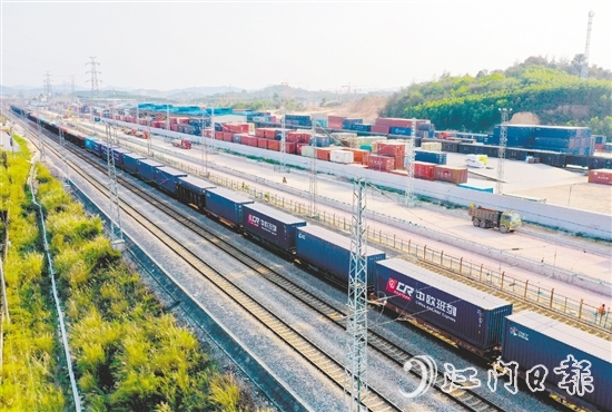 鶴山加快構(gòu)建“水陸空鐵”立體交通網(wǎng)絡，暢通進出口物流大通道，助力構(gòu)建更具國際競爭力的現(xiàn)代化產(chǎn)業(yè)體系。