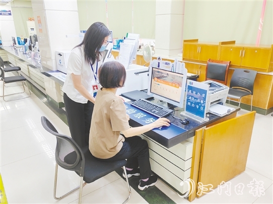 工作人員指導(dǎo)群眾在“一件事”網(wǎng)辦專區(qū)辦理業(yè)務(wù)。