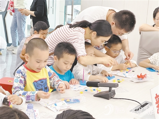 孩子們在進行風(fēng)力風(fēng)向標(biāo)科學(xué)實驗。