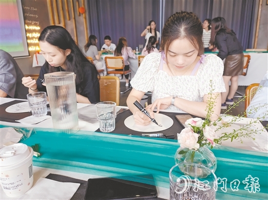 農(nóng)業(yè)銀行江門分行組織青年員工制作漆扇。