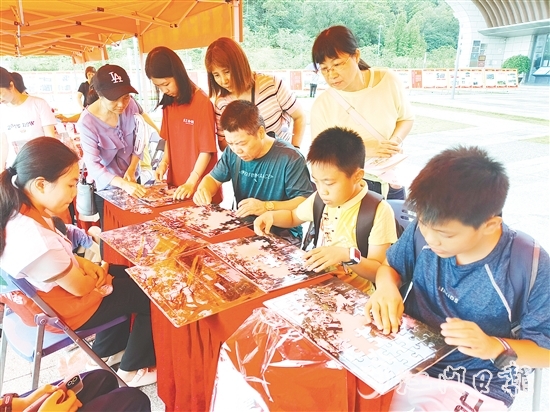 親子家庭參與文物拼圖大挑戰(zhàn)。