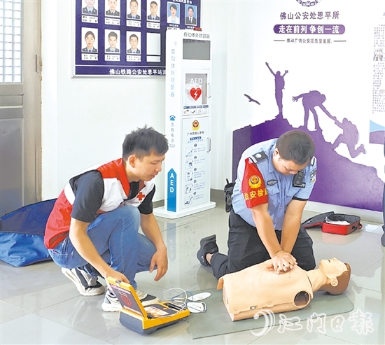培訓(xùn)師講解自動(dòng)體外除顫儀（AED）使用方法時(shí)，參訓(xùn)人員利用人體模型和訓(xùn)練機(jī)反復(fù)練習(xí)。