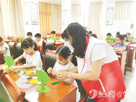 孩子們?cè)谥驹刚叩氖痉逗椭笇?dǎo)下，精心制作“家庭樹(shù)”。