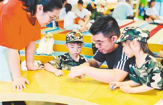 活動中，親子共同拼接軍事武器小拼圖。