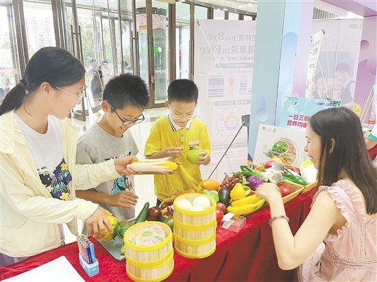 孩子們?cè)谌の痘?dòng)中學(xué)習(xí)營(yíng)養(yǎng)知識(shí)。