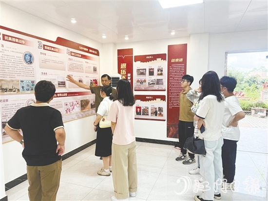 青年了解當年知青到下麗村與村民同吃同住同勞動的歲月。