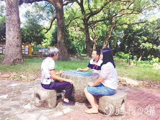 人大代表認真聽取群眾建議。