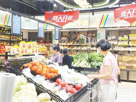 菜市場(chǎng)變身生鮮超市，吸引周邊居民前來選購。