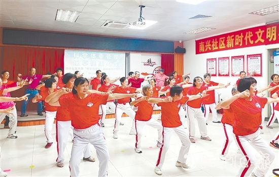南興社區(qū)新時(shí)代文明實(shí)踐站將傳統(tǒng)中醫(yī)養(yǎng)生功法八段錦與體重管理目標(biāo)相結(jié)合，推出特色八段錦課程，廣受居民歡迎。