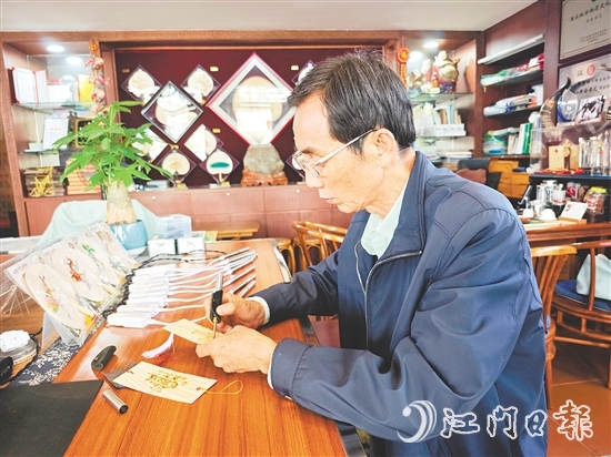 廖惠林使用電烙筆繪制葵藝書簽。