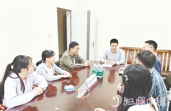 吳文彪（中）整合各方力量資源，努力化解矛盾糾紛。