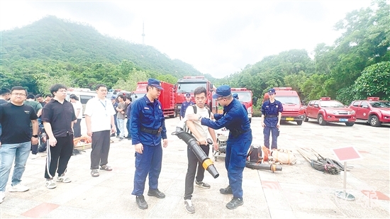 實戰(zhàn)演練中，專業(yè)人員現(xiàn)場教學，詳細講解防滅火設備的使用要點。