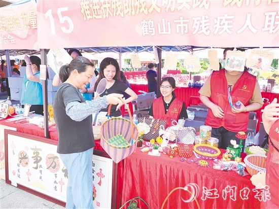 市民選購義賣物品，以實(shí)際行動(dòng)支持公益事業(yè)。