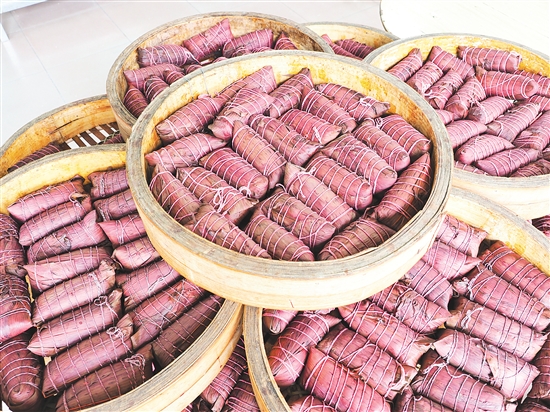 文龍?zhí)鹌肤兆拥曛谱鞯蔫潘疹仾?dú)特，粽葉呈現(xiàn)紫紅色。