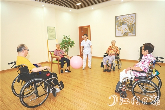 新會區(qū)養(yǎng)老中心定期安排活動，讓入住長者的晚年生活過得充實(shí)而有趣。