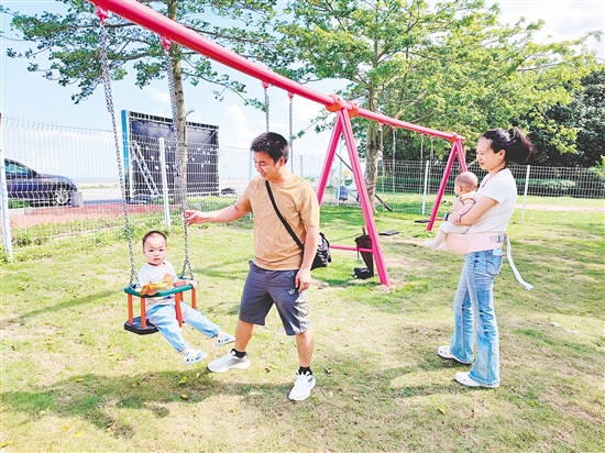 不少家長帶著孩子來碧海銀湖精靈鳥兒童樂園游玩。