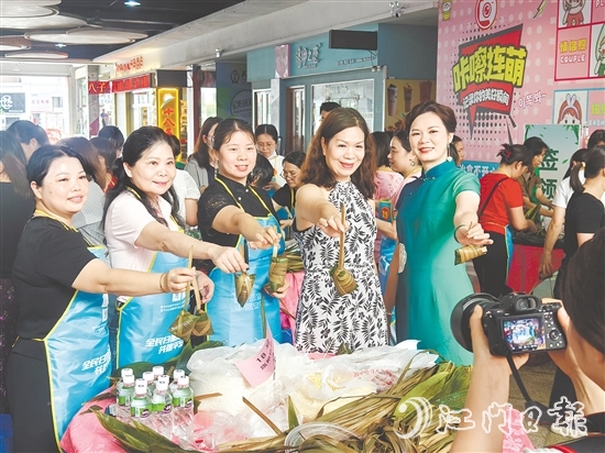 恩平市舉辦慈善包粽活動，這是這座“感恩之城”一年一度的溫情盛會。