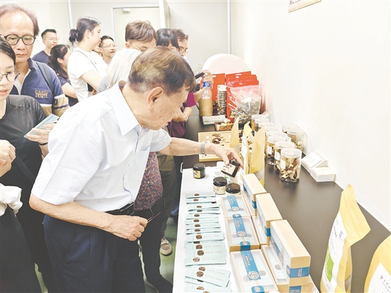 香港客人參觀江門(mén)市新會(huì)陳皮研究院。