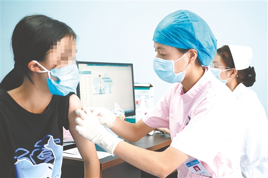 醫(yī)護(hù)人員為適齡女生接種HPV疫苗。