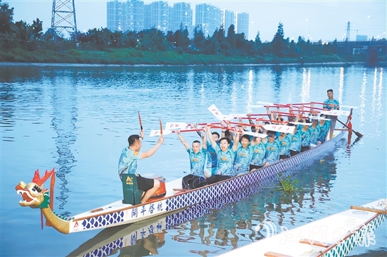 開平河道上吶喊聲此起彼伏，各村龍舟隊正緊鑼密鼓備戰(zhàn)訓(xùn)練。