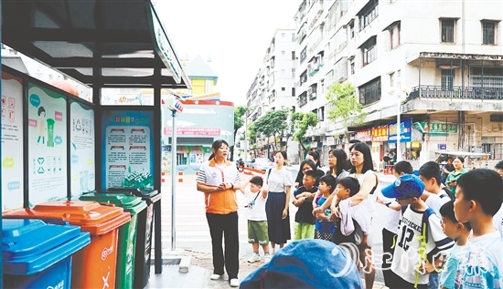 親子家庭深入了解開平生活垃圾處理從單一填埋到分類處理的發(fā)展歷程。