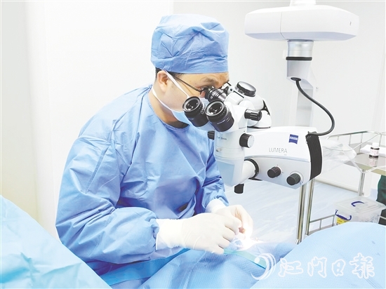 陳新宇為患者進行手術(shù)中。