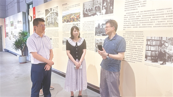 王海龍（右）探訪陳榮捷故里，深入了解陳榮捷的生平細(xì)節(jié)。