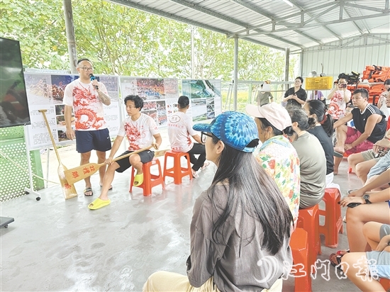 禮樂中正坊教練對新市民進(jìn)行龍舟基本培訓(xùn)。