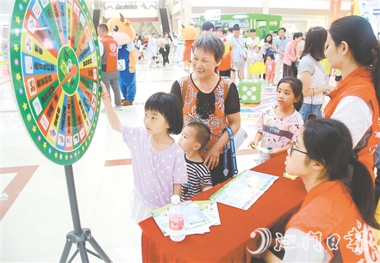 活動現(xiàn)場，小朋友參與垃圾分類主題游戲。